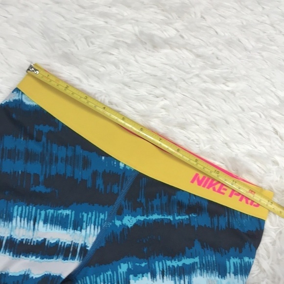 Nike Pro Capri Leggings - Picture 5 of 7